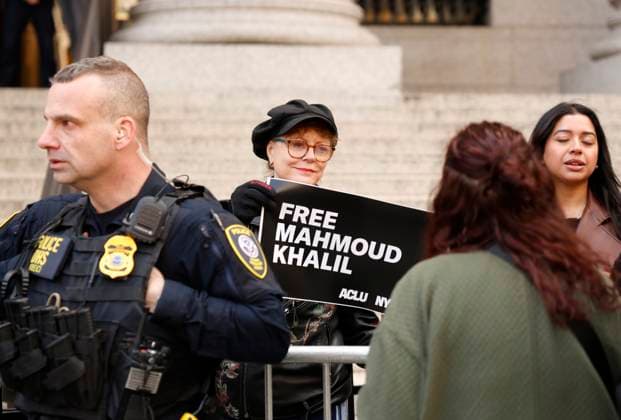 Bilder des Jahres 2025, Entertainment 03 März Entertainment Themen der Woche KW11 Entertainment Bilder des Tages Actress Susan Sarandon joins protesters as they rally in support of Mahmoud Khalil, a leader of the protests at Columbia University against Israel s war in Gaza, in New York City on Wednesday, March 12, 2025. ICE immigration officers arrested Khail after President Donald Trump vowed to deport foreign pro-Palestinian student demonstrators.  NYP2025031219902 JOHNxANGELILLO