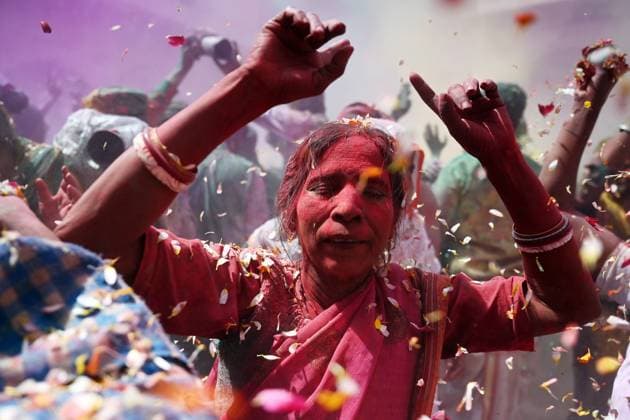 Bilder des Jahres 2025, News 03 M?rz News Themen der Woche KW11 News Bilder des Tages Widows celebrate Holi festival in India Widows take part in the Holi festival celebrations in Vrindavan, India on March 12, 2025. The Holi celebrations for widows have become a powerful statement against social ostracism. It highlights changing attitudes toward widows rights and promotes dignity, respect, and inclusion for these women in mainstream society. This evolving tradition blends spirituality with social change, transforming Vrindavan s widows from symbols of mourning into vibrant participants in a festival of life and color. Vrindavan India Copyright: xMatrixxImagesx xStringerx 
