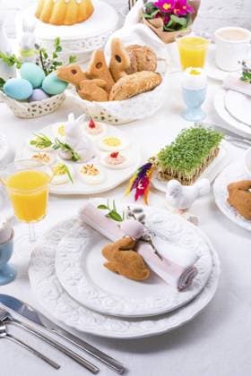 Der perfekte Tisch mit bunter Tischdekoration für Ostern The perfect table with colorful table decorations for Easter Copyright: imageBROKER DzinnikxDarius ibxiqx12712957.jpg