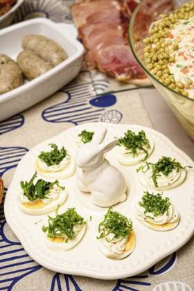 Der perfekte Tisch mit bunten Tischdekorationen für Ostern The perfect table with colourful table decorations for Easter Copyright: imageBROKER DzinnikxDarius ibxiqx12712993.jpg