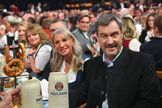 Bilder des Jahres 2025, Entertainment 03 März Entertainment Themen der Woche KW11 Markus SOEDER (Ministerpraesident Bayern und CSU Vorsitzender) mit Ehefrau Karin BAUMUELLER SOEDER, prosten sch zu Salvator Starkbier Probe 2025 auf dem Nockherberg in Muenchen am 12.03.2025. *** Markus SOEDER State Premier of Bavaria and CSU Chairman with his wife Karin BAUMUELLER SOEDER, toasting to Salvator Starkbier Probe 2025 at the Nockherberg in Munich on 12 03 2025