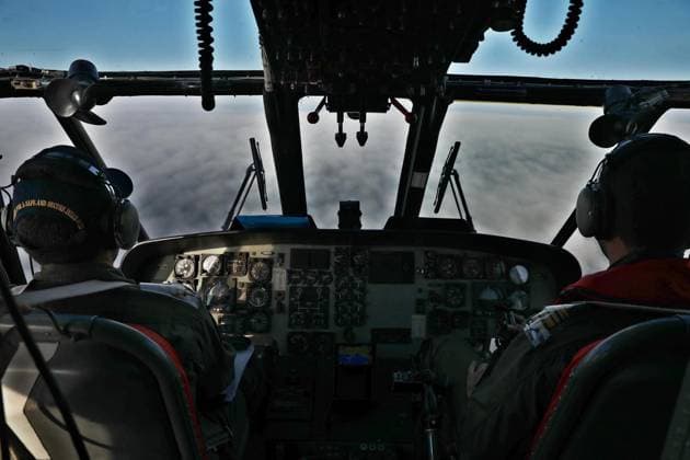 Golf von Oman, Gemeinsames Marinemanöver von Iran, Russland und China March 12, 2025, Gulf Of Oman, Indian Ocean, Iran: Two pilots of a military helicopter engage in military exercises during joint drills conducted by Iran, Russia, and China in the Gulf of Oman. The three countries will be participating in a three-day naval exercise in the Gulf of Oman and the Indian Ocean. This week, the navies of Iran, Russia, and China are conducting military drills off the coast of Iran to enhance their cooperation. Gulf Of Oman Iran - ZUMAi98_ 20250312_zih_i98_118 Copyright: xIranianxArmyxOfficex