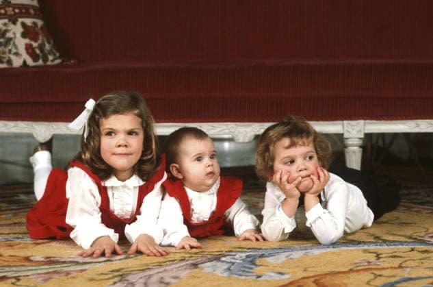Archivbilder der Woche KW11 Kronprinzessin Victoria von Schweden. Auf dem Bild mit ihrer Schwester, Prinzessin Madeleine, und ihrem Bruder, Prinz Carl Philip, 1982 Crown princess Victoria of Sweden. Pictured with her sister princess Madeleine and brother prince Carl Philip 1982 Copyright: imageBROKER Sjoberg ibljsj12884418.jpg