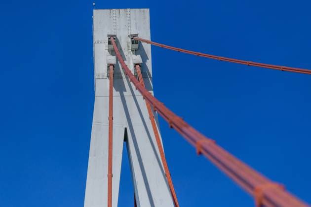 Creative Highlights World pylon of the danube river that crosses the river near hainburg, austria *** mast der donau, der den fluss bei hainburg, österreich, überquert Copyright: xx
