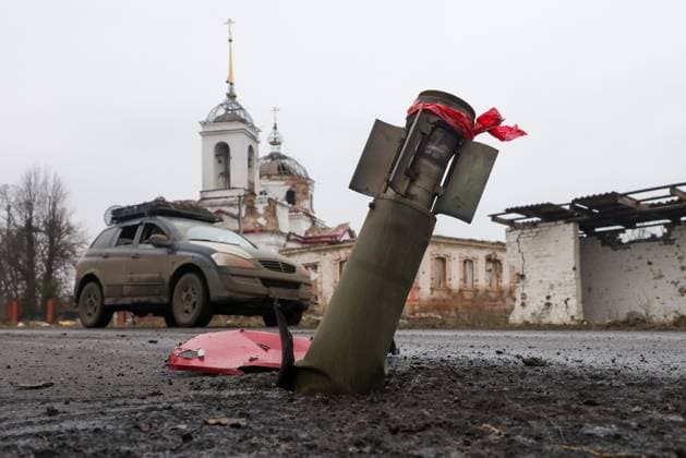 Bilder des Jahres 2025, News 03 MÃ¤rz News Themen der Woche KW11 News Bilder des Tages RUSSIA, KURSK REGION - MARCH 12, 2025: An unexploded shell sticks out of the ground in the village of Cherkasskoye Porechnoye recaptured by the 30th Motor Rifle Regiment from Ukrainian troops. Vladimir Gerdo TASS  79064592