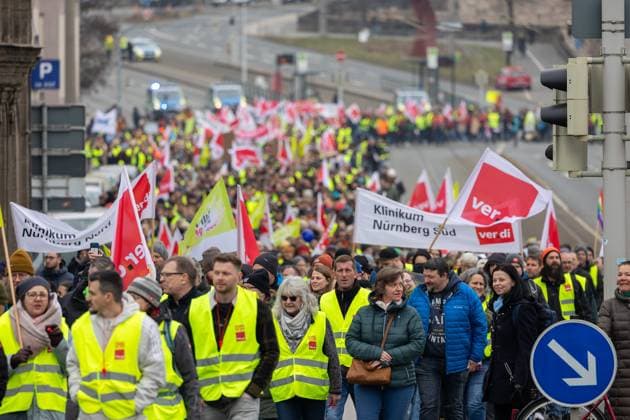 Bilder des Jahres 2025, News 03 März News Themen der Woche KW11 News Bilder des Tages Verdi Warnstreiks im öffentlichen Dienst, Nürnberg, 13.03.2025 Zahlreiche Beschäftigte aus Bereichen wie Müllentsorgung, Straßenreinigung, Kindertagesstätten und Krankenhäusern legen ihre Arbeit nieder, um vor der dritten Verhandlungsrunde im Tarifkonflikt zwischen ver.di und den Arbeitgebern Druck auszuüben. Die Proteste gipfeln in einer zentralen Kundgebung am Kornmarkt, an der mehrere tausend Streikende teilnehmen. *** Verdi warning strikes in the public sector, Nuremberg, 13 03 2025 Numerous employees from sectors such as waste disposal, street cleaning, day-care centers and hospitals walk off the job to exert pressure ahead of the third round of negotiations in the wage dispute between ver di and the employers The protests 20250313-6V2A5267