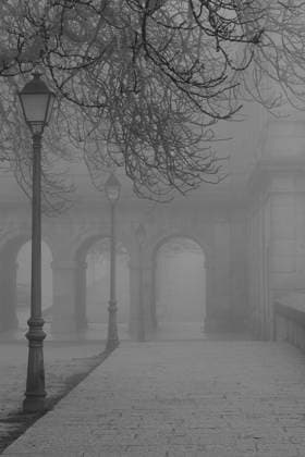 IMAGO Creative, Jahreszeit Herbst in der Stadt A charming corner in the fog in San Lorenzo de El Escorial, Madrid. San Lorenzo de El Escorial Madrid Spain Copyright: xArturoxRosasx xVWPicsx ARM-XB1042