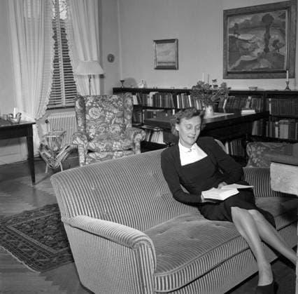 Astrid Lindgren. Schwedische Autorin von Kinderbüchern, Liedern und Romanen. Geboren am 14. November 1907 28. Januar 2002. International bekannt durch die Bücher Pippi Langstrumpf, Emil von Lönneberga, Karlsson vom Dach und die Sechs Bullerbü Kinder. 2017 wurde sie als 18. meistübersetzte Autorin der Welt ermittelt. Rund 167 Millionen ihrer Bücher wurden 2010 weltweit verkauft. Das Bild zeigt sie zu Hause in ihrer Wohnung in der Dalagatan 46, 16. Oktober 1953. Conard ref 2556 Astrid Lindgren. Swedish author of childrens books, songs and novels. Born 14 november 1907 - 28 january 2002. Internationally famous for the books featurings Pippi Longstocking, Emil of Lönneberga, Karlsson-on-the-roof and the Six Bullerby children. 2017 she was c Copyright: imageBROKER Sjoberg ibljsj12886842.jpg