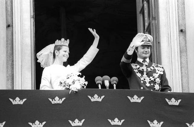 Hochzeit von Carl XVI. Gustaf und Silvia Sommerlath. Carl XVI. Gustaf, König von Schweden. Geboren am 30. April 1946. Die Hochzeit am 19. Juni 1976 in Stockholm. Königin Silvia in ihrem Hochzeitskleid mit König Carl XVI. Gustaf auf dem Balkon des königlichen Schlosses in Stockholm Wedding of Carl XVI Gustaf and Silvia Sommerlath. Carl XVI Gustaf, King of Sweden. Born 30 april 1946. The wedding 19 june 1976 in Stockholm. Queen Silvia in her wedding dress with king Carl XVI Gustaf on the balcony of the royal castle in Stockholm Copyright: imageBROKER Sjoberg ibljsj12891600.jpg