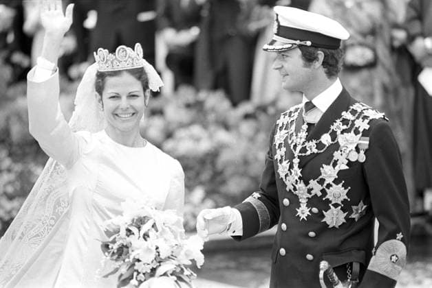 Hochzeit von Carl XVI. Gustaf und Silvia Sommerlath. Carl XVI. Gustaf, König von Schweden. Geboren am 30. April 1946. Die Hochzeit am 19. Juni 1976 in Stockholm. Königin Silvia in ihrem Hochzeitskleid mit König Carl XVI Gustaf Wedding of Carl XVI Gustaf and Silvia Sommerlath. Carl XVI Gustaf, King of Sweden. Born 30 april 1946. The wedding 19 june 1976 in Stockholm. Queen Silvia in her wedding dress with king Carl XVI Gustaf Copyright: imageBROKER Sjoberg ibljsj12891607.jpg