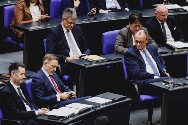 News Themen der Woche KW11 (L-R) Christian Duerr, Fraktionsvorsitzender der FDP, Christian Lindner, Mitglied des Deutschen Bundestages und FDP-Parteivorsitzender, und Friedrich Merz, CDU-Parteivorsitzender, aufgenommen im Rahmen der Sondersitzung des Deutschen Bundestages in Berlin, 13.03.2025. In der kurzfristig einberufenen Sondersitzung soll ueber die von der SPD und CDU CSU angestrebte Aenderung des Grundgesetzes mit Blick auf die Schuldenbremse und ein Sondervermoegen Infrastruktur beraten werden. Berlin Deutschland *** L R Christian Duerr, leader of the FDP parliamentary group, Christian Lindner, member of the German Bundestag and FDP party leader, and Friedrich Merz, CDU party leader, pictured during the special session of the German Bundestag in Berlin, 13 M Copyright: xFlorianxGaertnerx