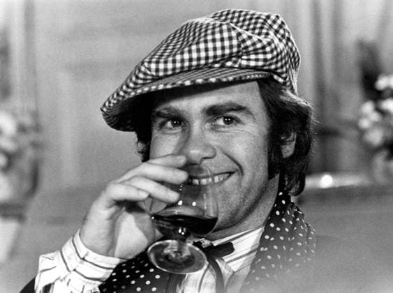 Elton John. Englischer Sänger und Songwriter, geboren am 25. März 1947. Auf dem Bild trägt er eine karierte Mütze und einen passenden karierten Schal während eines Besuchs in Schweden 1978. Kristoffersson Elton John. English singer, songwriter born march 25 1947. Pictured wearing a chequered cap and a matching chequered scarf during a visit to Sweden 1978. Kristoffersson Copyright: imageBROKER Sjoberg ibljsj12887632.jpg