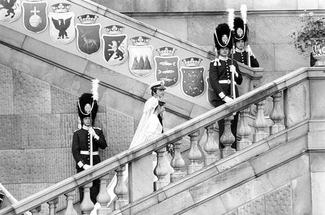 Hochzeit von Carl XVI. Gustaf und Silvia Sommerlath. Carl XVI. Gustaf, König von Schweden. Geboren am 30. April 1946. Die Hochzeit am 19. Juni 1976 in Stockholm. Königin Silvia in ihrem Hochzeitskleid mit König Carl XVI. Gustaf auf der Treppe des königlichen Schlosses in Stockholm mit einer jubelnden Menschenmenge im Hintergrund Wedding of Carl XVI Gustaf and Silvia Sommerlath. Carl XVI Gustaf, King of Sweden. Born 30 april 1946. The wedding 19 june 1976 in Stockholm. Queen Silvia in her wedding dress with king Carl XVI Gustaf on the stairway to the royal castle in Stockholm with crowds of people in the background cheering Copyright: imageBROKER Sjoberg ibljsj12891630.jpg