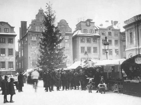 Weihnachten in den 1930er Jahren. Ein großer Weihnachtsbaum auf dem Platz Gamla stan in Stockholm, wo gerade der Weihnachtsmarkt stattfindet Christmas in the 1930s. A large christmas tree in the square of Gamla stan Stockholm where the christmas market is going on Copyright: imageBROKER Sjoberg ibljsj12883477.jpg