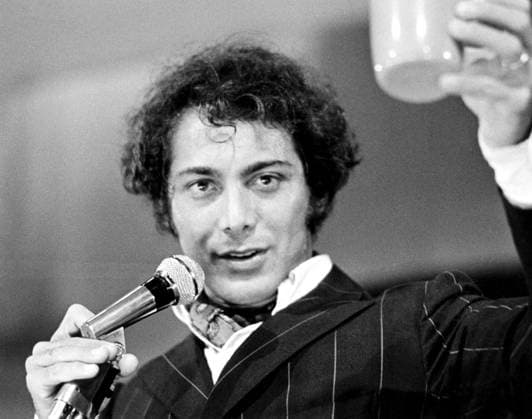 Paul Albert Anka OC (geboren am 30. Juli 1941) ist ein kanadisch amerikanischer Sänger, Songschreiber und Schauspieler. Er ist vor allem für seine Hits wie Diana, Lonely Boy, Put Your Head on My Shoulder und (You re) Having My Baby bekannt. Anka schrieb auch die Titelmelodie für die Tonight Show Starring Johnny Carson, einen der größten Hits von Tom Jones, She s a Lady, und den englischen Text zu Claude François und Jacques Revauxs Musik für Frank Sinatras Erkennungsmelodie My Way, die von vielen aufgenommen wurde, darunter auch von Elvis Presley. Abgebildet in Schweden in den 1960er Jahren Paul Albert Anka OC (born July 30, 1941) is a Canadian-American singer, songwriter and actor. He is best known for his signature hit songs including Copyright: imageBROKER Sjoberg ibljsj12885619.jpg
