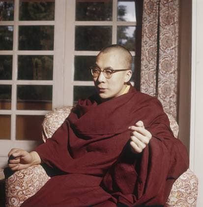 Der 14. Dalai Lama. (spiritueller Name: Jetsun Jamphel Ngawang Lobsang Yeshe Tenzin Gyatso), auch bekannt als Tenzin Gyatso, geboren am 6. Juli 1935. Dem tibetischen Volk als Gyalwa Rinpoche bekannt, ist er als amtierender Dalai Lama das höchste spirituelle Oberhaupt und Oberhaupt Tibets. ref Anders Svahn 1960 The 14th Dalai Lama. (spiritual name: Jetsun Jamphel Ngawang Lobsang Yeshe Tenzin Gyatso), also known as Tenzin Gyatso, born 6 july 1935. Known to the Tibetan people as Gyalwa Rinpoche, is, as the incumbent Dalai Lama, the highest spiritual leader and head of Tibet. ref Anders Svahn 1960 Copyright: imageBROKER Sjoberg ibljsj12887365.jpg