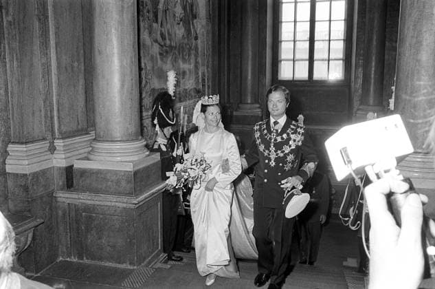 Hochzeit von Carl XVI. Gustaf und Silvia Sommerlath. Carl XVI. Gustaf, König von Schweden. Geboren am 30. April 1946. Die Hochzeit am 19. Juni 1976 in Stockholm. Königin Silvia in ihrem Hochzeitskleid mit König Carl XVI. Gustaf im königlichen Schloss von Stockholm Wedding of Carl XVI Gustaf and Silvia Sommerlath. Carl XVI Gustaf, King of Sweden. Born 30 april 1946. The wedding 19 june 1976 in Stockholm. Queen Silvia in her wedding dress with king Carl XVI Gustaf inside the royal castle of Stockholm Copyright: imageBROKER Sjoberg ibljsj12891586.jpg