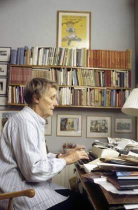 Astrid Lindgren. Schwedische Autorin von Kinderbüchern, Liedern und Romanen. Geboren am 14. November 1907 28. Januar 2002. International bekannt durch die Bücher Pippi Langstrumpf, Emil von Lönneberga, Karlsson vom Dach und die Sechs Bullerbü Kinder. 2017 wurde sie als 18. meistübersetzte Autorin der Welt ermittelt. Rund 167 Millionen ihrer Bücher wurden 2010 weltweit verkauft. 1983 Roland Palm ref 2 55 7 Astrid Lindgren. Swedish author of childrens books, songs and novels. Born 14 november 1907 - 28 january 2002. Internationally famous for the books featurings Pippi Longstocking, Emil of Lönneberga, Karlsson-on-the-roof and the Six Bullerby children. 2017 she was calculated to be the world s 18th most translated author. Roughly 167 mil Copyright: imageBROKER Sjoberg ibljsj12889557.jpg