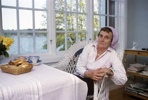 Astrid Lindgren. Schwedische Autorin von Kinderbüchern, Liedern und Romanen. Geboren am 14. November 1907 28. Januar 2002. International bekannt durch die Bücher Pippi Langstrumpf, Emil von Lönneberga, Karlsson vom Dach und die Sechs Bullerbü Kinder. 2017 wurde sie als 18. meistübersetzte Autorin der Welt ermittelt. Rund 167 Millionen ihrer Bücher wurden 2010 weltweit verkauft. Juni 1975. Roland Palm ref 2 09 15 Astrid Lindgren. Swedish author of childrens books, songs and novels. Born 14 november 1907 - 28 january 2002. Internationally famous for the books featurings Pippi Longstocking, Emil of Lönneberga, Karlsson-on-the-roof and the Six Bullerby children. 2017 she was calculated to be the world s 18th most translated author. Roughly Copyright: imageBROKER Sjoberg ibljsj12889561.jpg