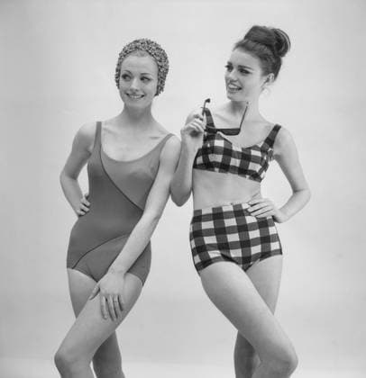 Badeanzugmode der 1960er Jahre. Zwei Models tragen die Badeanzug und Bikini Mode von 1963 1960s swimsuit fashion. Two models are wearing the swimsuit and bikini fashion of 1963 Copyright: imageBROKER Sjoberg ibljsj12887511.jpg