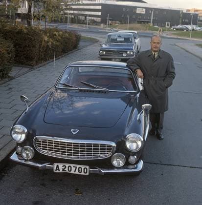Volvo P1800. Ein von Volvo Cars hergestellter Sportwagen, dessen Produktion 1961 begann und 1973 endete. Das Design stammt von dem schwedischen Designer Pelle Pettersson. Der Wagen wurde 1961 auf dem Genfer Autosalon vorgestellt. Vom Modell P1800 wurden 47492 Stück verkauft, und der P1800 wurde weithin bekannt, als er von dem späteren James Bond Darsteller Roger Moore als Simon Templar in der Fernsehserie The Saint gefahren wurde. Abbildung des schwedischen Sportlers und Fernsehmoderators Putte Kock in seinem P1800 am 4. Februar 1971 Volvo P1800. A sports car manufactured by Volvo Cars wtih production start 1961 and ending 1973. Styling was by swedish designer Pelle Pettersson. The car was indroduced at the Geneva Motor Show in 1961. Th Copyright: imageBROKER Sjoberg ibljsj12896040.jpg