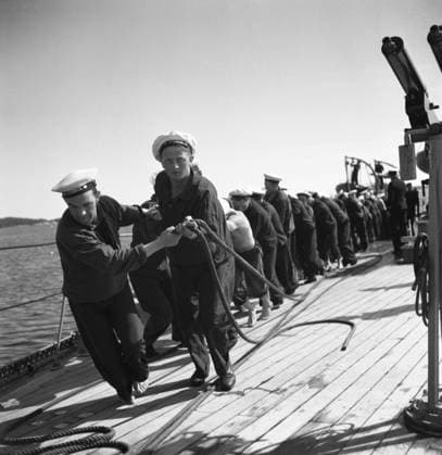 Während des Zweiten Weltkriegs. Das Kriegsschiff Sverige bei Marineübungen auf See. Die Matrosen ziehen alle etwas Schweres an Deck, wie eine Ankerleine. Schweden, Juni 1940. Kristoffersson ref 141 During World war II. The war ship Sverige during navy exercises at sea. The sailors are all pulling something heavy on deck, like an anchor line. Sweden june 1940. Kristoffersson ref 141 Copyright: imageBROKER Sjoberg ibljsj12897959.jpg