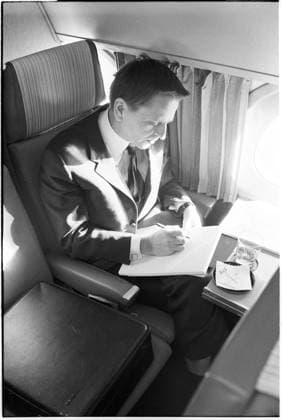 Olof Palme. Schwedischer sozialdemokratischer Politiker und Ministerpräsident. Geboren am 14. Oktober 1927. Ermordet am 28. Februar 1986. Hier abgebildet 1968 in einem Flugzeug, wo er sich auf das Lesen von Dokumenten vorbereitet. Kristoffersson ref 3 91 Olof Palme. Swedish social democratic politican and prime minister. Born october 14 1927. Murdered february 28 1986. Pictured here 1968 in an airplane preparing himself reading documents. Kristoffersson ref 3-91 Copyright: imageBROKER Sjoberg ibljsj12899004.jpg