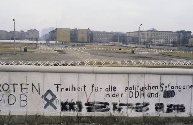 Die Berliner Mauer. Eine bewachte Betonmauer, die West Berlin von 1961 bis 1989 umgab und es von Ost Berlin und Ostdeutschland trennte. Der Bau der Berliner Mauer begann 1961. West Berlin war eine politische Enklave, die in den Jahren des Kalten Krieges den westlichen Teil Berlins umfasste. 1978 aufgenommenes Bild der Berliner Mauer und ihrer Betonbauteile The Berlin Wall. A guarded concrete barrier that encircled West Berlin from 1961 to 1989, separating it from East Berlin and East Germany. The construction of the Berlin wall started 1961. West Berlin was a political enclave which comprised the western part of Berlin during the years of the Cold war. Picture taken 1978 of the Berlin wall and it s concrete building elements Copyright: imageBROKER Sjoberg ibljsj12900204.jpg