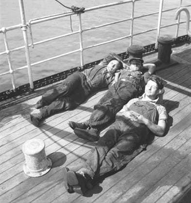 Ein Nickerchen in den 1940er Jahren. Drei müde Seeleute ruhen sich an Deck in der Sonne aus. Sie gehören zur Besatzung eines norwegischen Schiffes, das während des Zweiten Weltkriegs in Schweden gestrandet ist, ohne die Möglichkeit, nach Norwegen zurückzukehren, das zu dieser Zeit von Nazi Deutschland überfallen wurde. Schweden 11. Juni 1940 Kristoffersson ref 147 12 Having a nap in the 1940s. Three tired seamen resting on deck in the sunshine. They are part of the crew on a norwegian ship, stranded in Sweden during the World War II, without a chance of returning to Norway that at this time was invaded by Nazi Germany. Sweden 11 june 1940 Kristoffersson ref 147-12 Copyright: imageBROKER Sjoberg ibljsj12900281.jpg