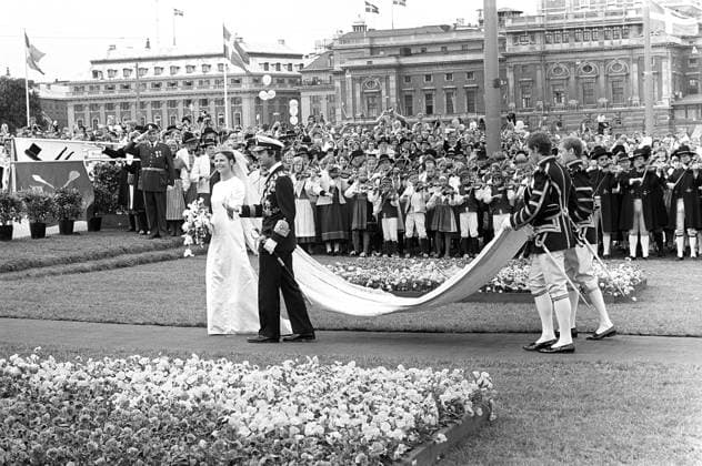 Hochzeit von Carl XVI. Gustaf und Silvia Sommerlath. Carl XVI. Gustaf, König von Schweden. Geboren am 30. April 1946. Die Hochzeit am 19. Juni 1976 in Stockholm. Königin Silvia in ihrem Hochzeitskleid mit König Carl XVI. Gustaf auf dem Weg zum königlichen Schloss in Stockholm Wedding of Carl XVI Gustaf and Silvia Sommerlath. Carl XVI Gustaf, King of Sweden. Born 30 april 1946. The wedding 19 june 1976 in Stockholm. Queen Silvia in her wedding dress with king Carl XVI Gustaf walking up to the royal castle in Stockholm Copyright: imageBROKER Sjoberg ibljsj12891613.jpg