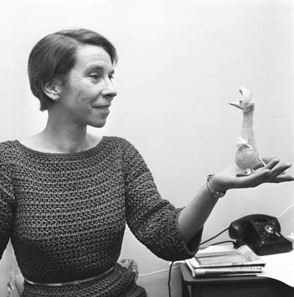 Tove Jansson (1914 2001) Finnische Autorin, Illustratorin, Künstlerin und Comiczeichnerin. Tove Jansson ist vor allem für ihre Bücher und Cartoons über die Mumins bekannt. Sie hält eine kleine Skulptur ihrer Mumin Figur Sniff in der Hand. 1963 Tove Jansson (1914-2001) Finnish author, illustrator, artist and comic creator. Tove Jansson is above all known for her books and cartoons about the Moomins. She is holding a small sculpture of her Moomin character Sniff. 1963 Copyright: imageBROKER Sjoberg ibljsj12889602.jpg
