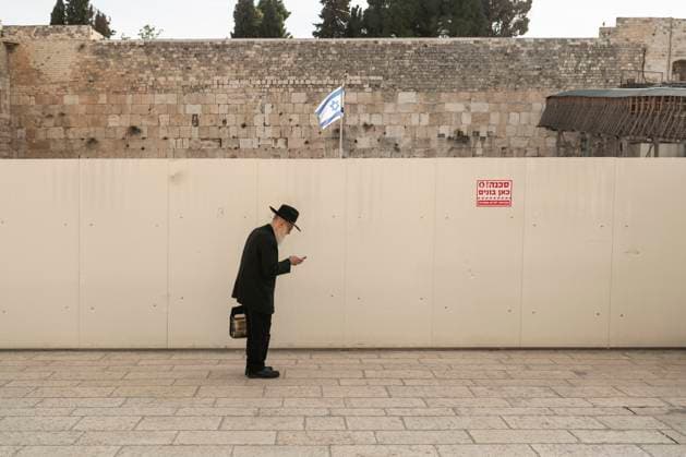 News Themen der Woche KW11 News Bilder des Tages March 13, 2025, Jerusalem, Jerusalem District, Israel: The Western Wall, also known as the Wailing Wall or Al Buraq Wall, is a pilgrimage site for Jewish believers in the Old City of Jerusalem. It is part of the Temple Mount s retaining wall and is divided by a partition, with men on the left and women on the right. Jewish visitors pray, read from the Torah, and leave handwritten notes, known as kvitlachim, in the wallÃ¢â‚¬â ¢s cracks. This centuries-old tradition is based on the belief that a divine presence resides in the wall. Jerusalem Israel - ZUMAp199 20250313_zip_p199_002 Copyright: xMatteoxPlacuccix