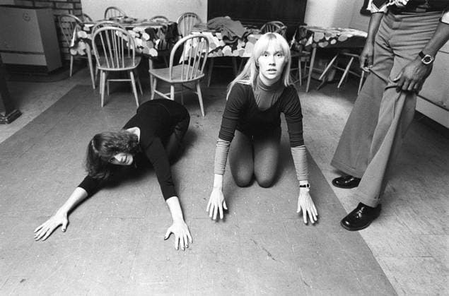 Die Popgruppe ABBA. Ihre beiden weiblichen Mitglieder Anni Frid Lyngstad und Agnetha Fältskog üben und trainieren in Vorbereitung auf die bevorstehende Folk Park Tournee 1975. Der Choreograph Graham Tainton leitet die Übungen. Er war Choreograph für Abba. 1975 The pop group ABBA. Its two female members Anni-Frid Lyngstad and Agnetha Fältskog practice and train in preparation for the upcoming folk park tour in 1975. Choreographer Graham Tainton leads the exercises. He was a choreographer for Abba. 1975 Copyright: imageBROKER Sjoberg ibljsj12890849.jpg