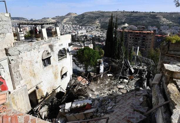 Bilder des Jahres 2025, News 03 März News Themen der Woche KW11 News Bilder des Tages Syrien, Israel fliegt Luftangriff auf Damaskus (250313) -- DAMASCUS, March 13, 2025 -- This photo taken on March 13, 2025 shows a damaged building after an Israeli airstrike in Damascus, Syria. An Israeli airstrike on Thursday targeted a residential building in the Mashrou Dummar neighborhood northwest of the Syrian capital Damascus, killing one person, local media and a war monitoring group reported. According to Syria s state news agency SANA, the strike resulted in casualties, though the exact number of wounded remains unclear. (Photo by Xinhua) SYRIA-DAMASCUS-ISRAELI-STRIKE-AFTERMATH AmmarxSafarjalani 