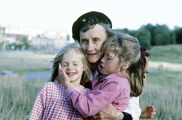 Astrid Lindgren. Schwedische Autorin von Kinderbüchern, Liedern und Romanen. Geboren am 14. November 1907 28. Januar 2002. International bekannt durch die Bücher Pippi Langstrumpf, Emil von Lönneberga, Karlsson vom Dach und die Sechs Bullerbü Kinder. 2017 wurde sie als 18. meistübersetzte Autorin der Welt ermittelt. Rund 167 Millionen ihrer Bücher wurden 2010 weltweit verkauft. Auf dem Bild mit den Kinderdarstellerinnen Jonna Liljendahl und Liv Alsterlund, die die Hauptrollen in dem Film Du är inte klok Madicken von 1979 spielen Astrid Lindgren. Swedish author of childrens books, songs and novels. Born 14 november 1907 - 28 january 2002. Internationally famous for the books featurings Pippi Longstocking, Emil of Lönneberga, Karlsson-on- Copyright: imageBROKER Sjoberg ibljsj12886885.jpg