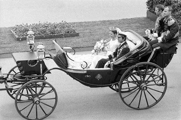 Hochzeit von Carl XVI. Gustaf und Silvia Sommerlath. Carl XVI. Gustaf, König von Schweden. Geboren am 30. April 1946. Die Hochzeit am 19. Juni 1976 in Stockholm. Königin Silvia in ihrem Hochzeitskleid mit König Carl XVI Gustaf Wedding of Carl XVI Gustaf and Silvia Sommerlath. Carl XVI Gustaf, King of Sweden. Born 30 april 1946. The wedding 19 june 1976 in Stockholm. Queen Silvia in her wedding dress with king Carl XVI Gustaf Copyright: imageBROKER Sjoberg ibljsj12891578.jpg