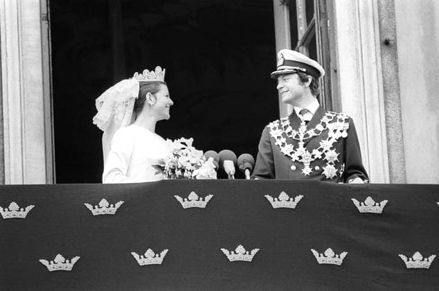 Hochzeit von Carl XVI. Gustaf und Silvia Sommerlath. Carl XVI. Gustaf, König von Schweden. Geboren am 30. April 1946. Die Hochzeit am 19. Juni 1976 in Stockholm. Königin Silvia in ihrem Hochzeitskleid mit König Carl XVI. Gustaf auf dem Balkon des königlichen Schlosses in Stockholm Wedding of Carl XVI Gustaf and Silvia Sommerlath. Carl XVI Gustaf, King of Sweden. Born 30 april 1946. The wedding 19 june 1976 in Stockholm. Queen Silvia in her wedding dress with king Carl XVI Gustaf on the balcony of the royal castle in Stockholm Copyright: imageBROKER Sjoberg ibljsj12891596.jpg