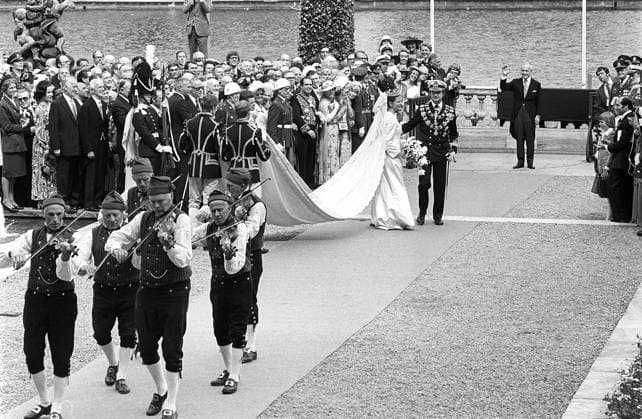Hochzeit von Carl XVI. Gustaf und Silvia Sommerlath. Carl XVI. Gustaf, König von Schweden. Geboren am 30. April 1946. Die Hochzeit am 19. Juni 1976 in Stockholm. Königin Silvia in ihrem Hochzeitskleid mit König Carl XVI. Gustaf auf dem Weg zum königlichen Schloss in Stockholm Wedding of Carl XVI Gustaf and Silvia Sommerlath. Carl XVI Gustaf, King of Sweden. Born 30 april 1946. The wedding 19 june 1976 in Stockholm. Queen Silvia in her wedding dress with king Carl XVI Gustaf walking up to the royal castle in Stockholm Copyright: imageBROKER Sjoberg ibljsj12891618.jpg