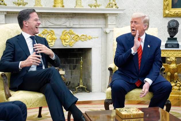 Bilder des Jahres 2025, News 03 März News Themen der Woche KW11 News Bilder des Tages Donald Trump meets with Mark Rutte - Washington US President Donald Trump meets with NATO Secretary General Mark Rutte in the Oval Office of the White House in Washington on March 13, 2025. Photo by Yuri Gripas ABACAPRESS.COM Washington DC United States  Copyright: xPool ABACAx