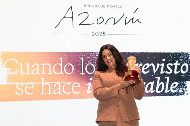 Bilder des Jahres 2025, Entertainment 03 März Entertainment Themen der Woche KW11 Entertainment Bilder des Tages Schriftstellerin Rosario Raro erhält Azorin-Preis in Alicante The writer Rosario Raro has been awarded with the Azorín Novel Prize 2025 with her work La novia de la paz , in the Auditorio de la Diputación de Alicante, on March 13, 2025, in Alicante, Comunidad Valenciana Spain The 32nd edition of the award, promoted by the Diputación de Alicante and Grupo Planeta, is held under the slogan Cuando lo imprevisto se hace imborrable (When the unforeseen becomes indelible), With a prize of 45,000 euros 643 manuscripts have been submitted to the contest, from both Spain and abroad, which is a record compared to the 134 of the previous year, since for the first time the reception of originals in digital format has been admitted Of the ten finalists, four have specified authorship and six are under pseudonym 1  Copyright: xJoaquinxReinax 6578043