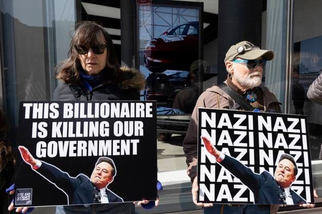 Bilder des Jahres 2025, News 03 März News Themen der Woche KW11 News Bilder des Tages USA, Proteste vor Tesla-Autohaus gegen Elon Musk March 13, 2025, New York, New York, USA: Protesters hold signs that read THIS BILLIONAIRE IS KILLING OUR GOVERNMENT NAZI with an image of Musk making a fascist salute in front of the Tesla Showroom in ManhattanÃ¢â‚¬â ¢s Meatpacking District. Demonstrators with the activist group Rise & Resist stage a non-violent protest resulting in staff briefly closing the store. Protesters call for people to Boycott Tesla and denounce E. Musk. The demonstration joins Ã¢â‚¬oeTesla TakedownÃ¢â‚¬Â protests happening across the country denouncing DOGE, oligarchy, mass firings, and cuts to social services. New York USA - ZUMAr174 20250313_znp_r174_013 Copyright: xGinaxMxRandazzox