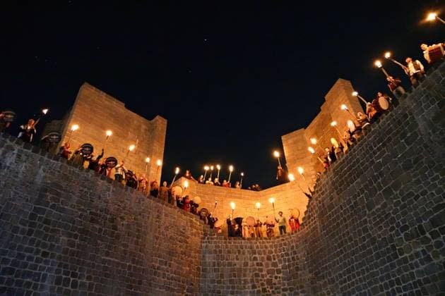 Bilder des Jahres 2025, News 03 März News Themen der Woche KW11 News Bilder des Tages March 13, 2025, Diyarbakir, Turkey: Kurds are seen demonstrating with torches and tambourines on the historic walls of Diyarbakir. Hundreds of Kurds held a Newroz demonstration with torches and tambourines at the historic castle of Diyarbakir, a city with a large Kurdish population in Türkiye. Diyarbakir Turkey - ZUMAs197 20250313_aaa_s197_195 Copyright: xMehmetxMasumxSuerx