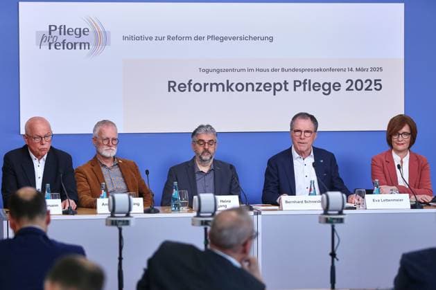 News Themen der Woche KW11 News Bilder des Tages Berlin, Deutschland, 14.03.2025: Haus der Bundespressekonferenz: Pressekonferenz: Initiative Pro-Pflegereform Reformkonzept Pflege 2025: L-R: Wilfried Wesemann, Vorsitzender DEVAP, Andreas Wedeking, Geschäftsführer des Altenhilfe-Fachverbandes der Caritas, Heinz Rothgang, Forscher, Bernhard Schneider, Sprecher der Initiative und Hauptgeschäftsführer Evangelische Heimstiftung (EHS), Eva Lettenmeier, Personalvorstnad contec GmbH *** Berlin, Germany, 14 03 2025 Haus der Bundespressekonferenz Press conference Initiative Pro Pflegereform Reform Concept Care 2025 L R Wilfried Wesemann, Chairman DEVAP, Andreas Wedeking, Managing Director of the Caritas Geriatric Care Association, Heinz Rothgang, Researcher, Bernhard Schneider, Spokesman of the Ini Copyright: xdtsxNachrichtenagenturx dts_62004