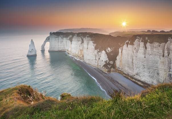 Die Küste von Etretat (Étretat) bei Sonnenaufgang, Steilküste mit Porte d Aval und Felsnadel Aiguille, Normandie, Frankreich, Europa The coast of Etretat (Étretat) at sunrise, cliffs with Porte d Aval and Aiguille rock needle, Normandy, France, Europe Copyright: imageBROKER AndreasxVitting iblavg12905413.jpg