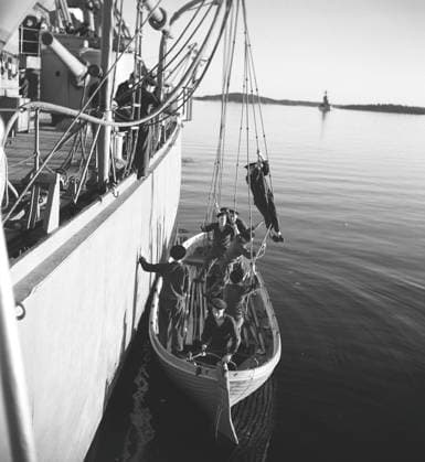 Während des Zweiten Weltkriegs. Das Kriegsschiff Sverige bei Marineübungen auf See. Das Rettungsboot wird gerade montiert und im Wasser abgelassen. Schweden, Juni 1940. Kristoffersson ref 141 During World war II. The war ship Sverige during navy exercises at sea. The life boat is being fitted and has been lowered down in the water. Sweden june 1940. Kristoffersson ref 141 Copyright: imageBROKER Sjoberg ibljsj12899050.jpg