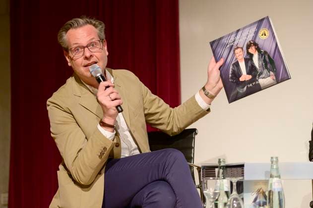 Christian Geller bei der Übergabe einer originalen Yamaha KX5 Keytar von Modern Talking mit Kurzauftritt von Thomas Anders an die Stiftung Haus der Geschichte der Bundesrepublik Deutschland. Bonn, 11.03.2025