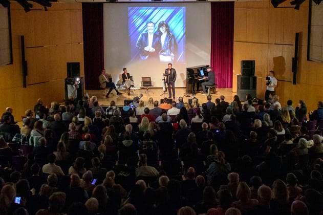 Christian Geller, Simone Mergen und Thomas Anders bei der Übergabe einer originalen Yamaha KX5 Keytar von Modern Talking mit Kurzauftritt an die Stiftung Haus der Geschichte der Bundesrepublik Deutschland. Bonn, 11.03.2025