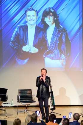 Thomas Anders bei der Übergabe einer originalen Yamaha KX5 Keytar von Modern Talking mit Kurzauftritt an die Stiftung Haus der Geschichte der Bundesrepublik Deutschland. Bonn, 11.03.2025