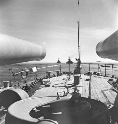 Während des Zweiten Weltkriegs. Das Kriegsschiff Sverige bei Marineübungen auf See. Die vorderen Kanonen sind sichtbar, im Hintergrund sind andere schwedische Kriegsschiffe zu sehen. Schweden, Juni 1940. Kristoffersson ref 141 During World war II. The war ship Sverige during navy exercises at sea. The front cannons are visible with other swedish warships visible in the background. Sweden june 1940. Kristoffersson ref 141 Copyright: imageBROKER Sjoberg ibljsj12898954.jpg
