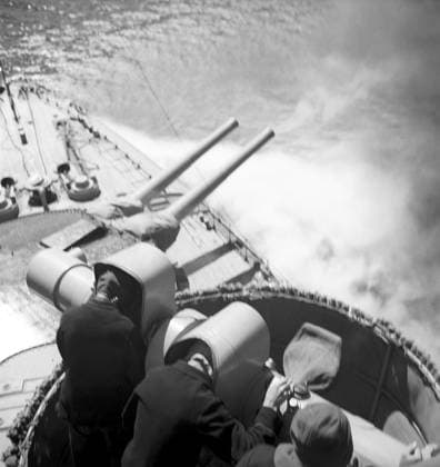Während des Zweiten Weltkriegs. Das Kriegsschiff Sverige bei Marineübungen auf See. Die vorderen Kanonen werden abgefeuert und man sieht Rauch aus ihnen aufsteigen. Schweden, Juni 1940. Kristoffersson ref 141 During World war II. The war ship Sverige during navy exercises at sea. The front cannons being fired and smoke is seen coming out of them. Sweden june 1940. Kristoffersson ref 141 Copyright: imageBROKER Sjoberg ibljsj12899419.jpg